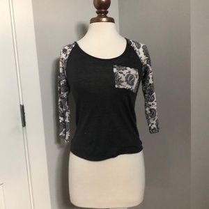 Cropped sleeve shirt